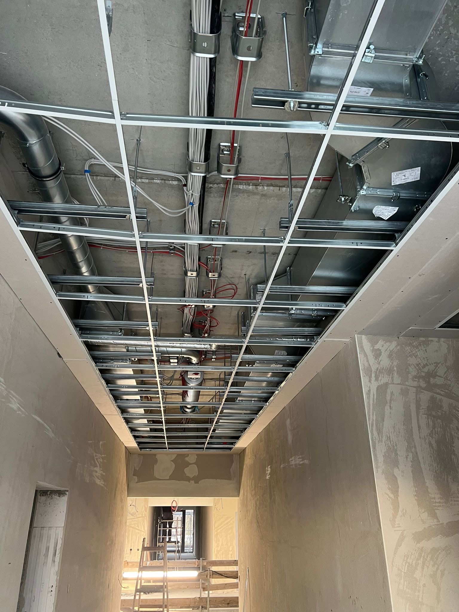 Trockenbau-Decke mit Lichtfeldern und Gerüst